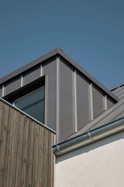 Hässliches Entlein wird mit Stahlprofilen zum schönen Schwan, Viktoriagade 17 und 19, 9400 Nørresundby, Dänemark